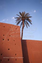 Image du Maroc Professionnelle de  Les remparts de Marrakech sont construits entièrement en pisé selon une technique séculaire par l'Almoravide Ali Ben Youssef au début de XIIème siècle pour se protéger des attaques extérieures. cette muraille s' étend sur dix-neuf kilomètres et atteint par endroit près de huit mètres de hauteur, Mardi 19 Août 1997. ((Photo / Abdeljalil Bounhar)